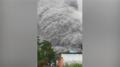 Kinh hoàng cảnh tượng núi lửa Semeru (Indonesia) phun trào, người dân phải tháo chạy