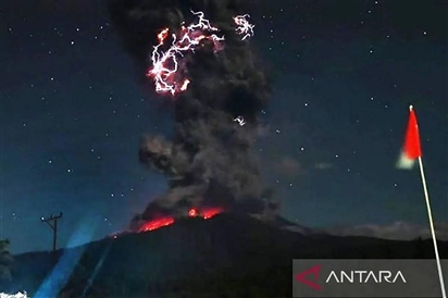 Núi lửa tại Indonesia phun trào dữ dội, cột tro bụi cao 18 km