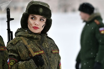 ẢNH: Vẻ đẹp nữ quân nhân - Vũ khí bí mật của Nga