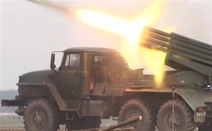 Khoảnh khắc Nga khai hỏa pháo phản lực Grad vào mục tiêu Ukraine