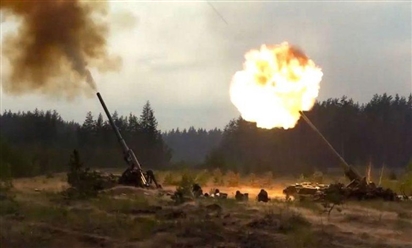 Pháo tự hành Malka của Nga khai hỏa tấn công mục tiêu ở Ukraine