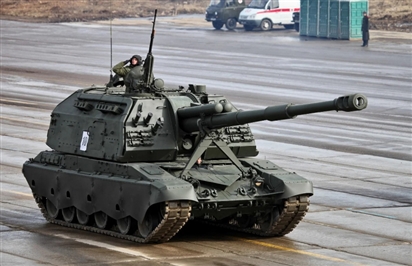Pháo Nga dội lửa vào đoàn xe tăng Ukraine