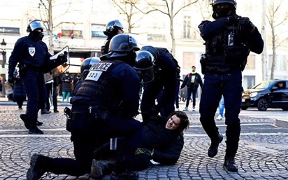 Cảnh sát Pháp thẳng tay trấn áp người biểu tình Đoàn xe Tự do