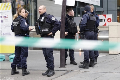 Xả súng gây thương vong ở ngoại ô Paris (Pháp)
