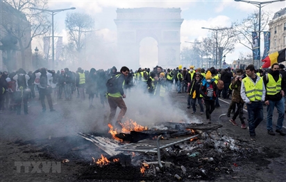Nước Pháp bao trùm trong làn sóng biểu tình