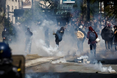 Ảnh: Người biểu tình Pháp đốt xe, ném bom xăng, đụng độ với cảnh sát