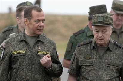 Ông Medvedev cảnh báo đáp trả Ukraine bằng vũ khí hạt nhân