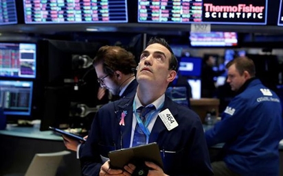 Sắc đỏ tràn ngập Phố Wall vì nỗi lo về sự hồi phục kinh tế, Dow Jones có lúc rớt hơn 500 điểm