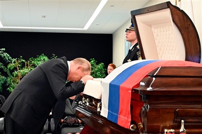 Xúc động khoảnh khắc Tổng thống Putin gục đầu bên linh cữu Đại tướng Zinichev