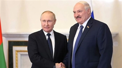 Phong thái của ông Putin và Lukashenko khiến phương Tây lo lắng