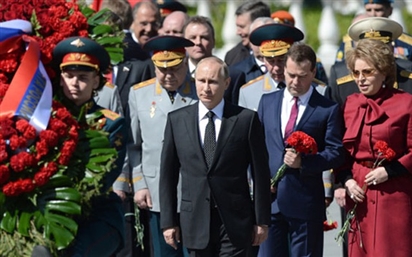 Tổng thống Putin viếng mộ liệt sĩ vô danh nhân kỉ niệm 82 năm ngày bắt đầu cuộc chiến tranh vệ quốc