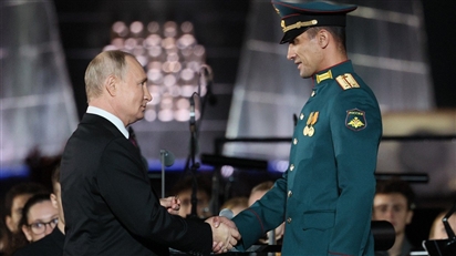 Ông Putin trao huân chương cho kíp lái xe tăng Nga đơn độc chặn đoàn xe bọc thép Ukraine