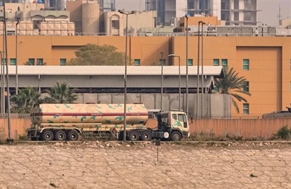 Đại sứ quán Mỹ tại Iraq bị tấn công, tàu chở dầu Mỹ bốc cháy gần eo biển Hormuz