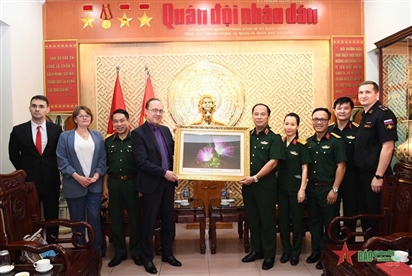 Đại sứ Đặc mệnh toàn quyền Cộng hòa Liên bang Nga tại Việt Nam thăm và chào xã giao Báo Quân đội nhân dân