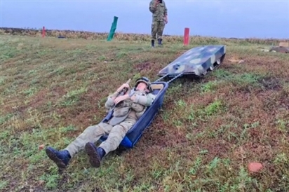 Xem robot cứu thương Nga vận chuyển binh lính khỏi tiền tuyến