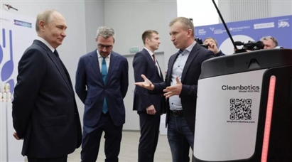 Putin bông đùa về robot lau dọn trong Điện Kremlin