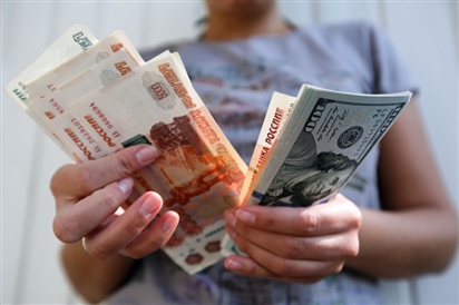 Đồng Ruble của Nga xuống mức thấp nhất trong 17 tháng