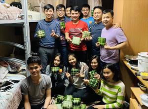 Du học sinh Việt trường RUDN gói bánh chưng đón Xuân Kỷ Hợi 2019