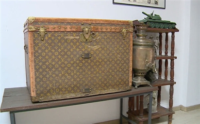 Nông dân Ukraine dùng rương Louis Vuitton 130 năm tuổi để đựng ngô cho gà