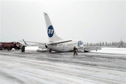 Video: Máy bay Nga hạ cánh bằng 'bụng', 94 người phải sơ tán khẩn cấp