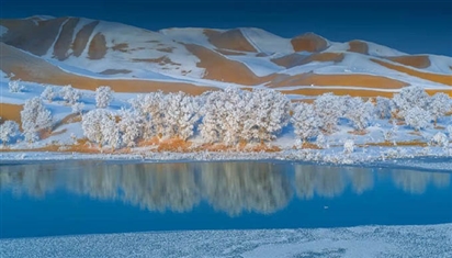 Video: Đẹp mê hồn cảnh tuyết phủ trên sa mạc ở Trung Quốc