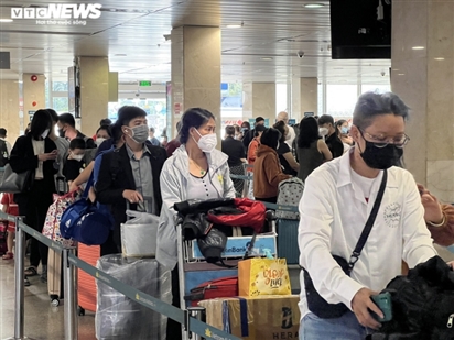 Hành khách chờ bay ở Tân Sơn Nhất: ''Bằng mọi giá tôi phải trở về dịp Tết này''