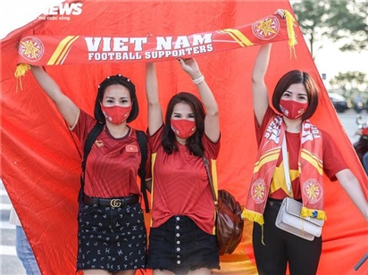 Người hâm mộ đến Mỹ Đình tiếp sức tuyển Việt Nam đấu Nhật Bản