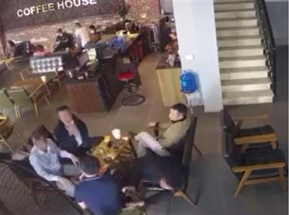 Sát thủ rút súng bắn Giám đốc trong quán cà phê ở Nghệ An