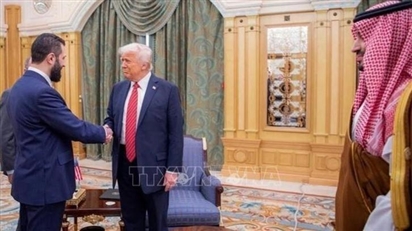 Giới chức Mỹ bất ngờ khi Tổng thống Trump bỏ trừng phạt Syria