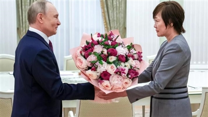 Cuộc gặp của Tổng thống Putin với vợ goá cố Thủ tướng Abe lên trang nhất báo chí Nhật Bản