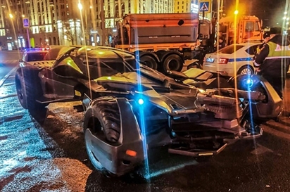 Cảnh sát Nga tạm giữ bản độ siêu xe Người Dơi Batmobile