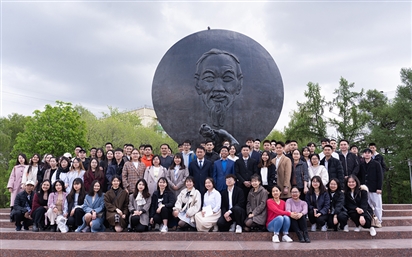 Sinh viên Việt Nam tại Nga dâng hoa kỷ niệm ngày sinh nhật Bác