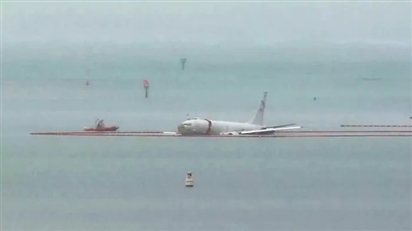 Máy bay Hải quân Mỹ trượt khỏi đường băng, lao ra biển ở ngoài khơi Hawaii