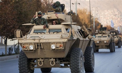 Taliban tổ chức diễu binh với xe bọc thép Mỹ và trực thăng Nga