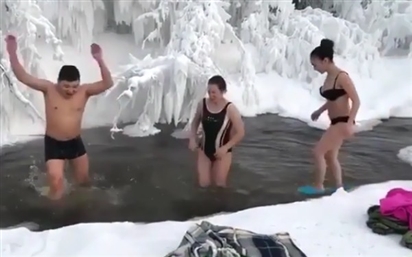 Màn tắm suối nóng giữa băng giá siêu lạnh ở Viễn Đông Nga mùa đông