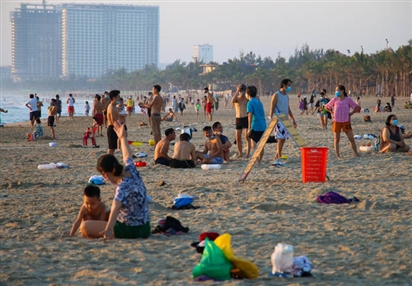 Người dân Đà Nẵng hào hứng quét mã QR đi tắm biển