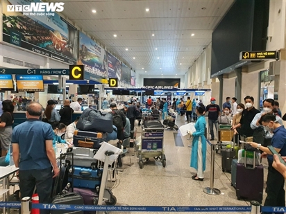 Sân bay Tân Sơn Nhất nhộn nhịp trở lại, 'check-in' nhanh chóng