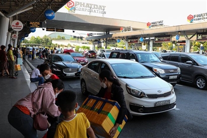 Sân bay Tân Sơn Nhất ùn tắc khi mới đạt 60% lượng khách dịp cao điểm