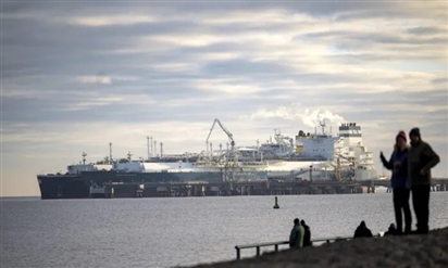 Hàng triệu tấn LNG lênh đênh ngoài biển khi nhu cầu giảm tại châu Âu