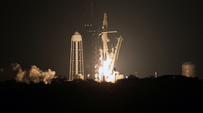 Tàu vũ trụ SpaceX đưa phi hành gia Mỹ, Nga lên ISS