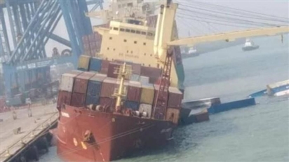 Ấn Độ: Tàu chở hàng nghiêng 70 độ, hàng chục container rơi xuống biển
