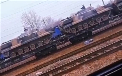 Video: Một đoàn tàu chở xe bọc thép của Nga xuất hiện cách biên giới Ukraine 27km