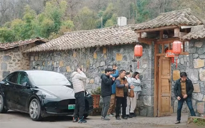 Ngôi làng Trung Quốc mua 40 chiếc xe Tesla để đi bán hàng rong