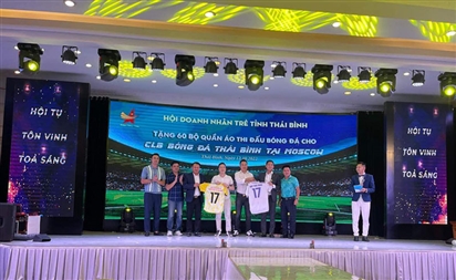 Hiệp hội Doanh nghiệp tỉnh Thái Bình trao quà cho đội bóng FC Thái Bình Moscow