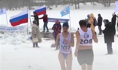 Cuộc thi bơi sông băng lạnh âm độ ở Nga