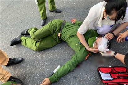 Nam sinh viên rồ ga ''thông chốt'', đâm bị thương một đại úy công an ở Hà Nội