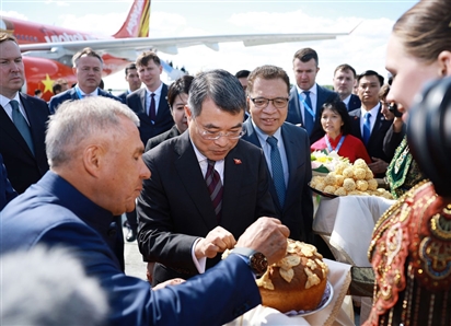 Nga chào đón Thủ tướng Lê Minh Hưng bằng nghi thức mời bánh mì muối, kẹo ngọt