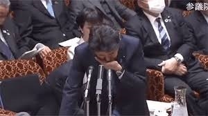 Đang họp quốc hội, Thủ tướng Nhật Bản bất ngờ ho và loạt phản ứng của các nghị viên phía sau