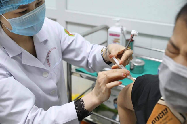 Hà Nội tiêm miễn phí vắc xin phòng Covid-19 cho người dân từ 18 đến 65 tuổi