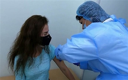 Các trung tâm tiêm chủng hoạt động xuyên đêm tại Nga